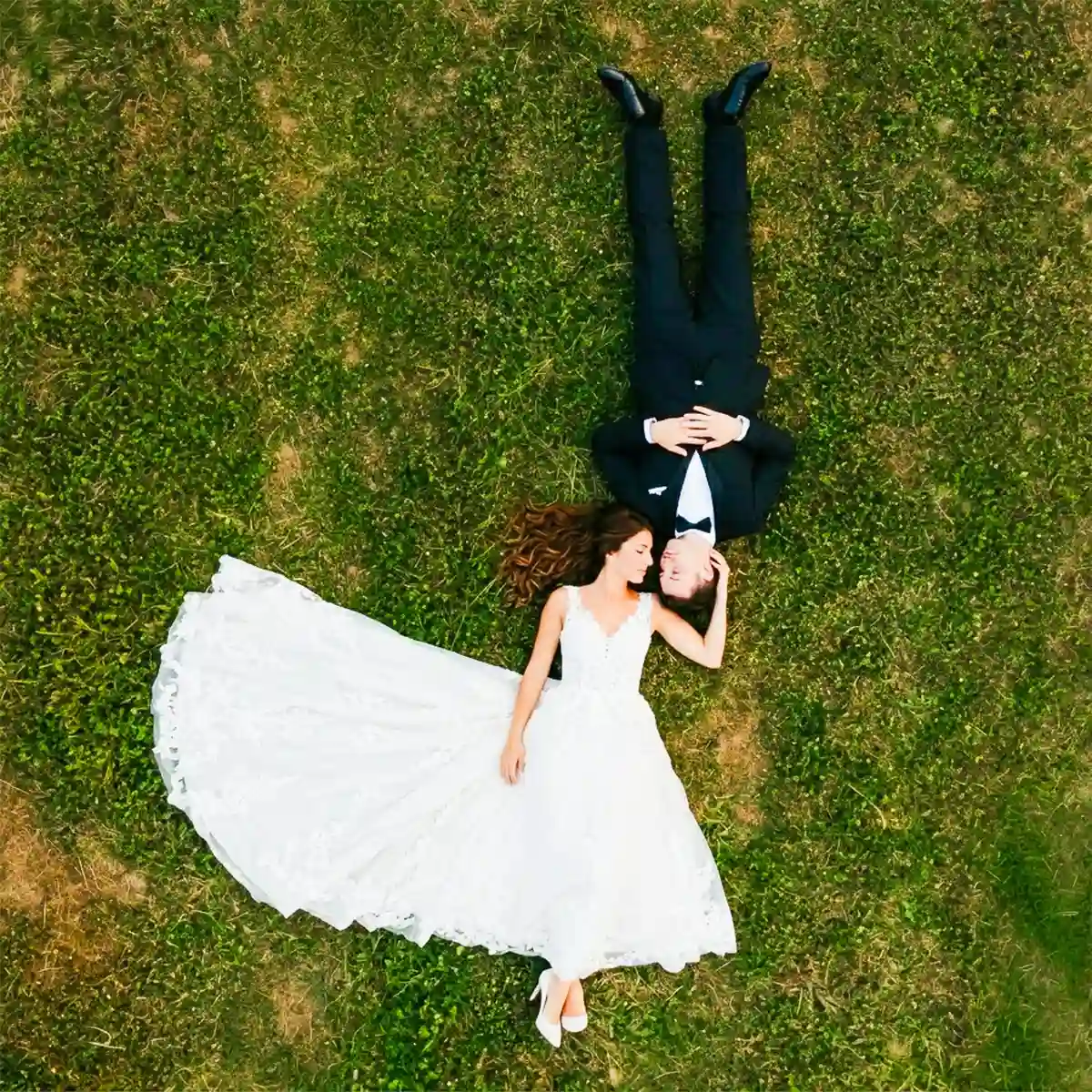 Drone per matrimoni a Genova: sposi sdraiati sul prato ripresi dall'alto