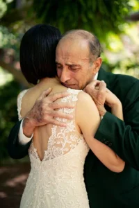 Il padre abbraccia commosso la sposa durante il matrimonio alle Cinque Terre