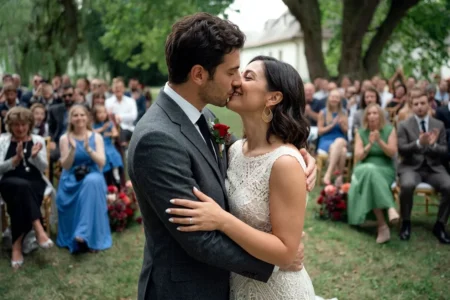 Il bacio degli sposi durante la cerimonia in giardino, matrimonio a La Spezia