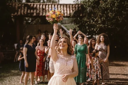 La sposa lancia il bouquet tra le invitate, matrimonio in Liguria