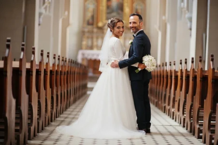 Gli sposi nella navata della chiesa dopo la cerimonia, matrimonio in Liguria