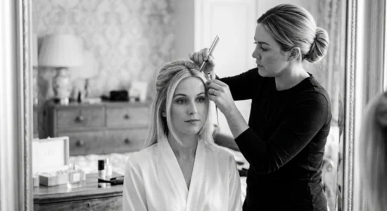 L'acconciatrice sistema i capelli della sposa prima della cerimonia, matrimonio a Portofino